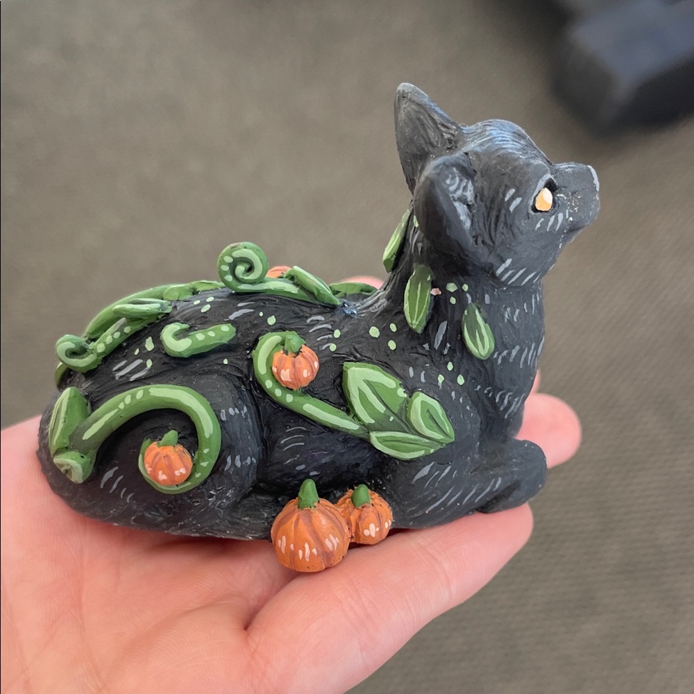 Hand-Painted Black Pumpkin Vine Cat Figurine - Decorative Pet-Themed Accent - Picture 3 of 5